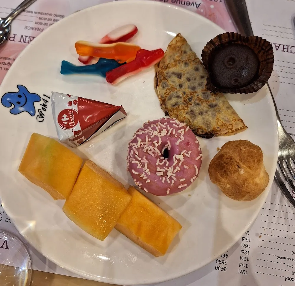 Mini Desserts Donut Crêpe Nutella Choux À la Crème Fondant Au Chocolat Melon Et Camembert